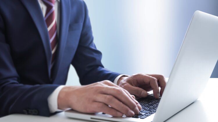 パソコン操作をする人の画像